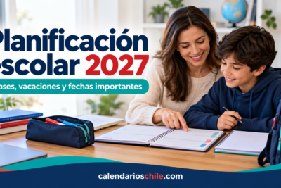 Estudiante y apoderado organizan cuadernos y un planificador para prepararse para el próximo año lectivo en Chile